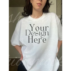 Maqueta de camiseta unisex Gildan 5000, maqueta de camiseta blanca de gran tamaño estilo selfie, maqueta de fotos de modelo de mujer, escaparate de camisetas unisex blancas