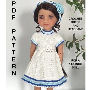 Könnte beinhalten: Ein weißes Häkelkleid und Stirnband-Set für eine 36,8 cm große Puppe. Das Kleid hat blaue Verzierungen und ein detailliertes Oberteil. Das Stirnband hat eine blaue Blume. Der Text auf dem Bild lautet "PDF PATTERN" und "CROCHET DRESS AND HEADBAND".