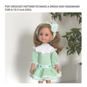 Può includere: Una bambola con un vestito e una fascia all'uncinetto verde menta, con colletto e finiture bianche. L'immagine include il testo: PDF CROCHET PATTERN TO MAKE A DRESS AND HEADBAND FOR A 31.75 cm DOLL.