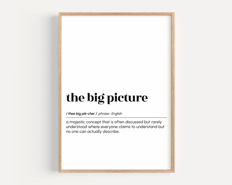 Op de afbeelding: Een zwart-witte printbare wanddecoratie met de definitie van de uitdrukking "het grote plaatje". De definitie luidt: "Een majestueus concept dat vaak wordt besproken, maar zelden wordt begrepen, waarbij iedereen beweert het te begrijpen, maar niemand het daadwerkelijk kan beschrijven."