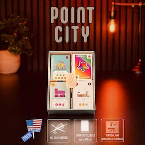 Peut inclure: Jeu de société "POINT CITY" avec quatre cartes illustrées dans une boîte. Les cartes présentent des graphiques colorés de bâtiments et de formes géométriques. La boîte comprend un séparateur beige texturé. Icônes et texte supplémentaires visibles.