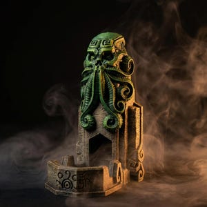 Op de afbeelding: Een gedetailleerd, groen en bruin Cthulhu-beeld met ingewikkelde gravures. Het beeld heeft een gezicht met tentakels en staat op een steenachtige basis. De achtergrond is donker met slierten rook, wat de mystieke esthetiek versterkt.