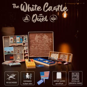 Könnte beinhalten: Ein Holz-Brettspiel-Set mit dem Titel "The White Castle Duel". Das Set enthält verschiedene Holzspielsteine, Schachteln und Karten. Das Spiel zeigt eine braune Schachtel mit einer Illustration eines Schlosses und zweier Figuren. Das Spiel ist für die vertikale und horizontale Aufbewahrung konzipiert.