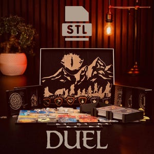 Op de afbeelding: Een bordspelset met een zwart-goud thema, met een berg- en wolfontwerp. Het woord "STL" staat bovenaan en het woord "DUEL" onderaan. Het spel bevat kaarten, fiches en een spelbord.