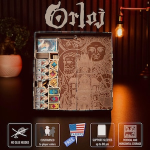 Puede incluir: Un organizador de juegos de mesa de madera marrón con la palabra "Orloj" en la parte superior. El organizador presenta compartimentos para piezas y cartas del juego, con ilustraciones de un sol, un edificio y figuras. La parte inferior de la imagen tiene iconos y texto.