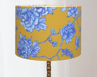Abat-jour jaune et bleu avec imprimé floral Chinoiserie ronde faite à la main | Lauren S.