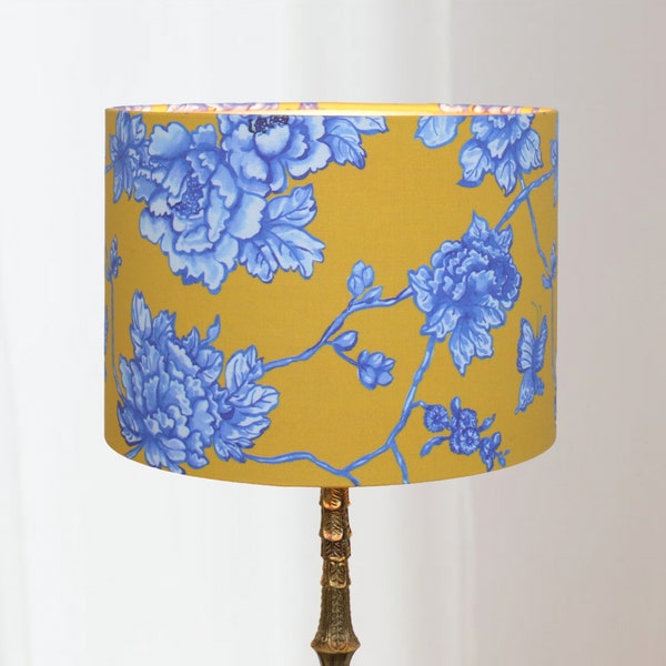 Abat-jour jaune et bleu avec imprimé floral Chinoiserie ronde faite à la main | Lauren S.