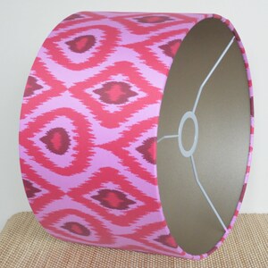 Lampenkap Ikat Roze Viva magenta Vintage Handgemaakt en Rond en Retro Lampenkappen Lauren S afbeelding 5