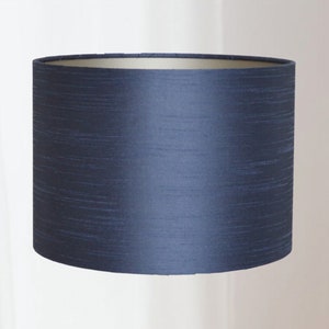 Lampenschirm im Seidenstil, rund, Mitternachtsblau, Indigoblau, mit goldener Innenseite Lauren S Bild 1