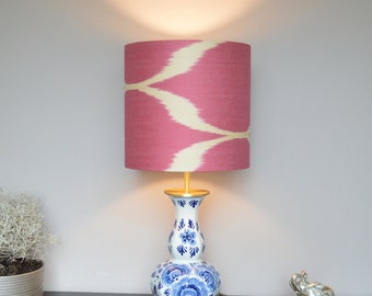 Tischlampe Delfter Blau mit rosa Ikat-Lampenschirm aus Keramik in Blau-Weiß-Design | Lauren S