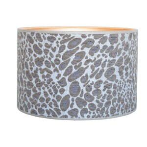 Lampada di lusso con paralume leopardato beige con interno dorato e stampa animalier Lauren S immagine 3