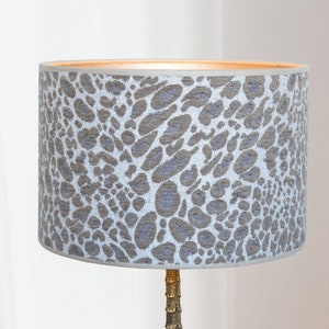 Lampada di lusso con paralume leopardato beige con interno dorato e stampa animalier Lauren S immagine 1