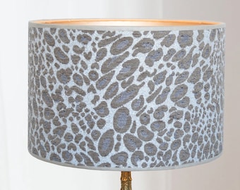 Lampada di lusso con paralume leopardato beige con interno dorato e stampa animalier | Lauren S