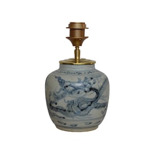 Può includere: Lampada da tavolo in ceramica blu e bianca con un motivo a drago. La lampada ha una parte superiore color ottone e un portalampada. La base in ceramica ha la forma di un vaso arrotondato con un'illustrazione dettagliata di un drago blu.