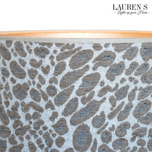 Lampada di lusso con paralume leopardato beige con interno dorato e stampa animalier Lauren S immagine 6