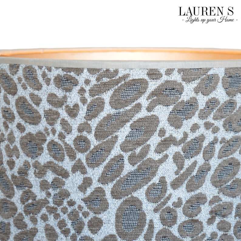 Lampada di lusso con paralume leopardato beige con interno dorato e stampa animalier Lauren S immagine 6