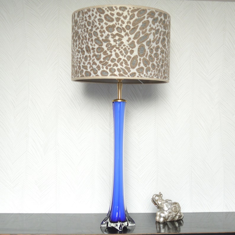 Lampada di lusso con paralume leopardato beige con interno dorato e stampa animalier Lauren S immagine 4