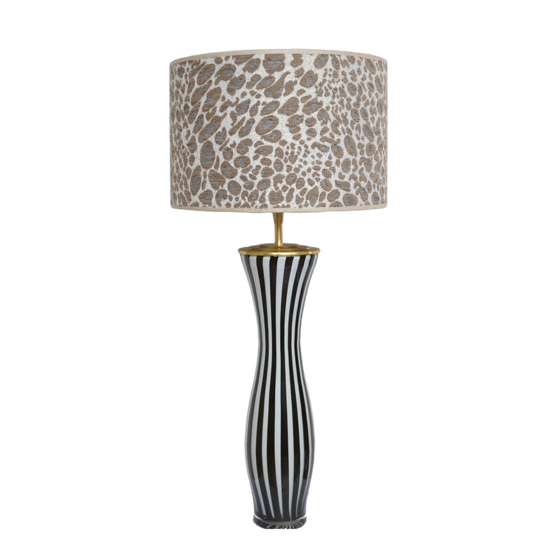 Lampada di lusso con paralume leopardato beige con interno dorato e stampa animalier Lauren S immagine 7