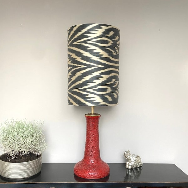 Abat-jour Ikat Soie Noir Beige Taupe Lampe Étroite et Haute et Faite à la Main | Lauren S.