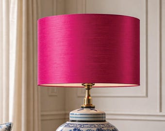 Rund lampskärm i rosa siden med fuchsia-motiv och guldfärgad insida, handgjord och specialtillverkad för sovrum eller vardagsrum | Lauren S Lighting