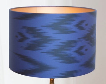 Lampenschirm Blau Schwarz mit Ikat Zig Zag Print und Gold innen | Lauren S
