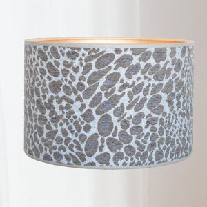 Lampada di lusso con paralume leopardato beige con interno dorato e stampa animalier Lauren S immagine 5