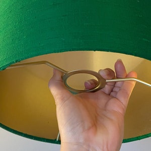 Lampenschirm aus grüner Seide mit Goldfutter Lampenschirme aus Sittichgrüner Seide schmal und hoch handgefertigt von Lauren S Bild 2