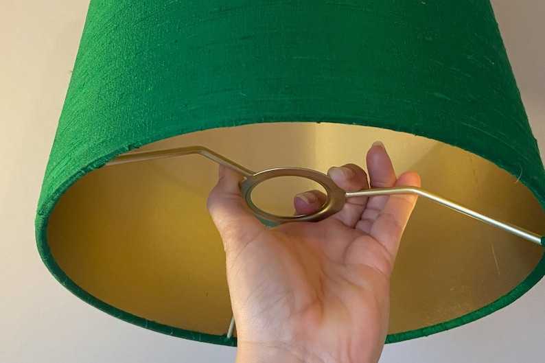 Lampenschirm aus grüner Seide mit Goldfutter Lampenschirme aus Sittichgrüner Seide schmal und hoch handgefertigt von Lauren S Bild 2