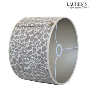 Lampada di lusso con paralume leopardato beige con interno dorato e stampa animalier Lauren S immagine 2