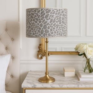 Lampada di lusso con paralume beige leopardato, interno dorato e stampa animalier | Lauren S