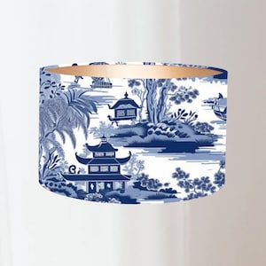 Pantalla de lámpara azul Chinoiserie Toile de Jouy Lámpara azul y blanca estilo Hamptons | lauren