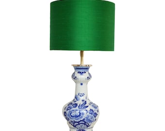 Lámpara de mesa Azul Delft con pantalla de seda Verde Esmeralda Wild Silk | lauren