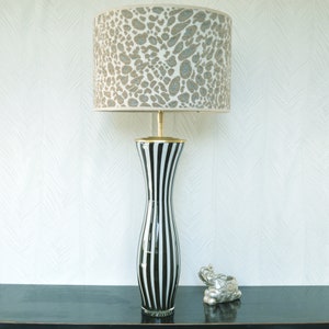 Lampada di lusso con paralume leopardato beige con interno dorato e stampa animalier Lauren S immagine 10