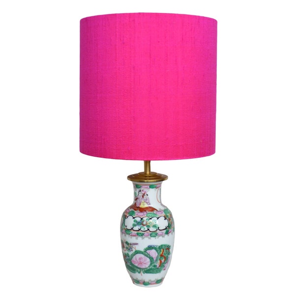 Lampe de table en porcelaine chinoise Famille Rose avec abat-jour en soie rose | Lauren S Éclairage