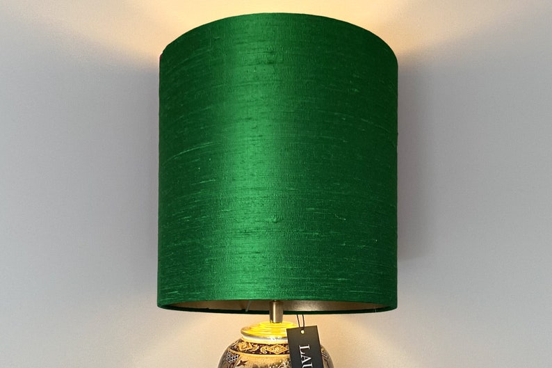Lampenschirm aus grüner Seide mit Goldfutter Lampenschirme aus Sittichgrüner Seide schmal und hoch handgefertigt von Lauren S Bild 1