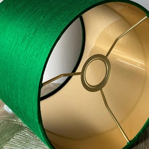 Lampenschirm aus grüner Seide mit Goldfutter Lampenschirme aus Sittichgrüner Seide schmal und hoch handgefertigt von Lauren S Bild 5