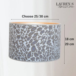 Lampada di lusso con paralume leopardato beige con interno dorato e stampa animalier Lauren S immagine 8
