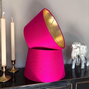 Pantalla Cónica de Seda Rosa brillante con Interior Dorado para Lámpara de Mesa Iluminación Dormitorio Estilo Clásico | Lauren S Luces