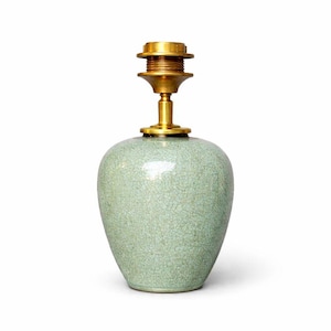 Peut inclure: Base de lampe en céramique vert céladon avec un fini craquelé. La base de la lampe a une forme arrondie en forme de vase et est surmontée d'un support de lampe en laiton.