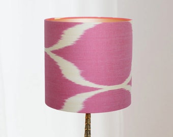Pantalla de lámpara Pantallas de tela Pink Berry Ikat con interior dorado | lauren