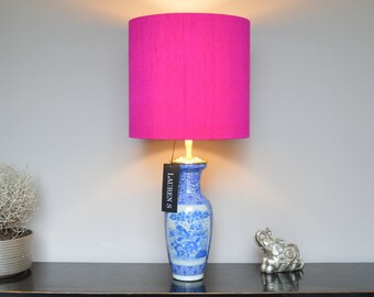 Lampe Blaue chinesische Porzellanvasenlampe | Upcycle handgefertigt | Design-Lampensockel | Böhmisch und vielseitig | Lauren S Beleuchtung