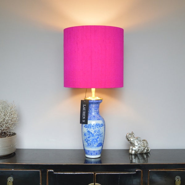 Lampe Blaue chinesische Porzellanvasenlampe | Upcycle handgefertigt | Design-Lampensockel | Böhmisch und vielseitig | Lauren S Beleuchtung