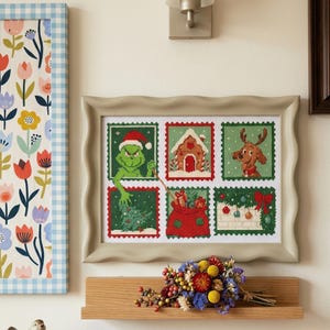 Könnte beinhalten: Ein gerahmtes Kreuzstich-Kunstwerk mit sechs weihnachtlichen Designs. Die Designs umfassen den Grinch, ein Lebkuchenhaus, ein Rentier, einen Weihnachtsbaum, einen Geschenkesack und einen Kranz. Der Rahmen ist hellbeige.
