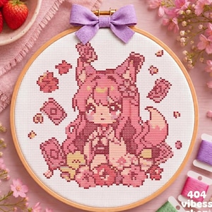 Könnte beinhalten: Ein Kreuzstich-Stickrahmen mit einem rosa Anime-Stil Fuchsmädchen, umgeben von Blumen. Das Design ist in Rosa- und Gelbtönen gehalten, mit einem Holzrahmen und einer lila Schleife. Der Text "404 vibess shop" ist sichtbar.