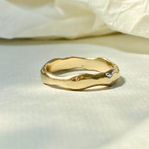 Ręcznie wykonana obrączka ślubna z 18-karatowego złota odlewanego piaskowo, organiczny pierścionek z falistą krawędzią