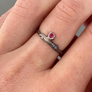 Bague en argent sterling oxydé faite main : rubis cultivé en laboratoire, anneau organique, design minimaliste