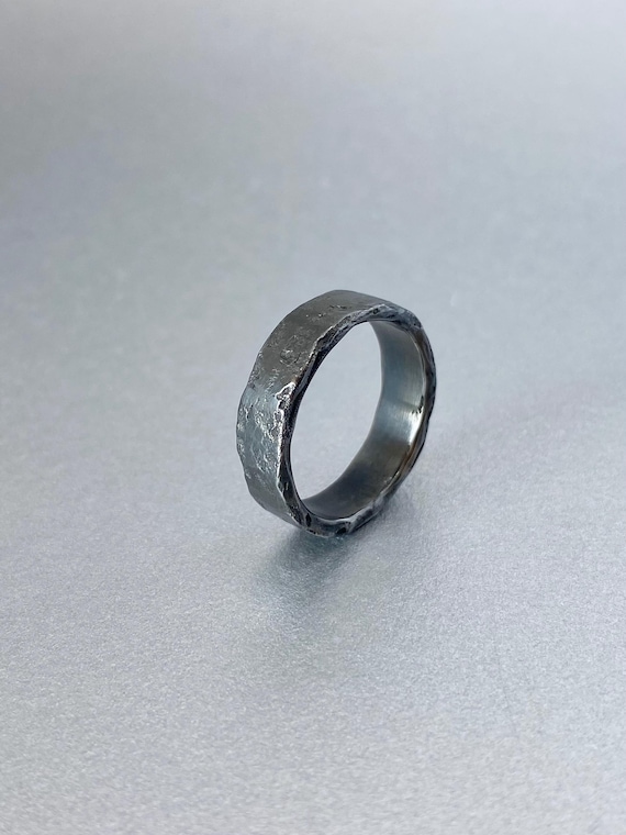 テクスチャ加工された酸化スターリングシルバーリング：ユニークな結婚 