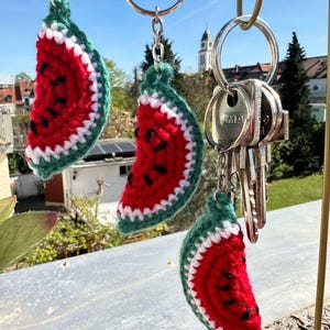 Wassermelonen Schlüsselanhänger gehäkelt – Amigurumi Frucht Anhänger – Handgemachter Schlüsselanhänger Melone – Sommer Accessoire – Geschenk