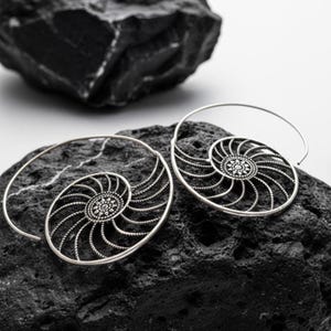 Pendientes de concha de amonita de plata: Espiral de nautilus, joyería de geometría sagrada