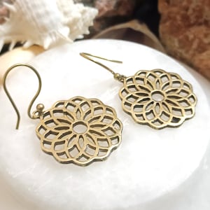 Ręcznie robione kolczyki z mosiądzu w kształcie mandali – biżuteria w stylu boho chic